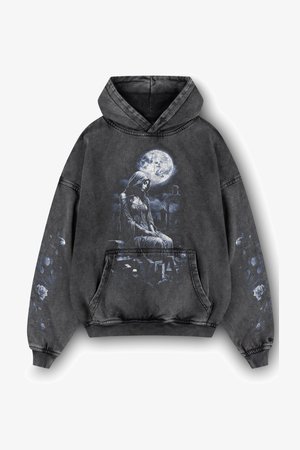 Felpa con cappuccio di tessuto grigio scuro con un design grafico blu di una figura seduta e una luna, con accenti rosa sulle maniche.
