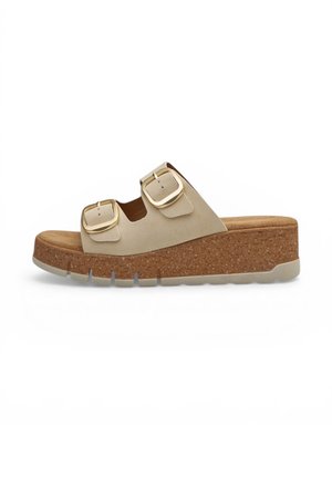 Sandalo beige scivolato con due grandi fibbie dorate, suola a zeppa spessa in sughero e suola esterna in gomma scanalata per la trazione.