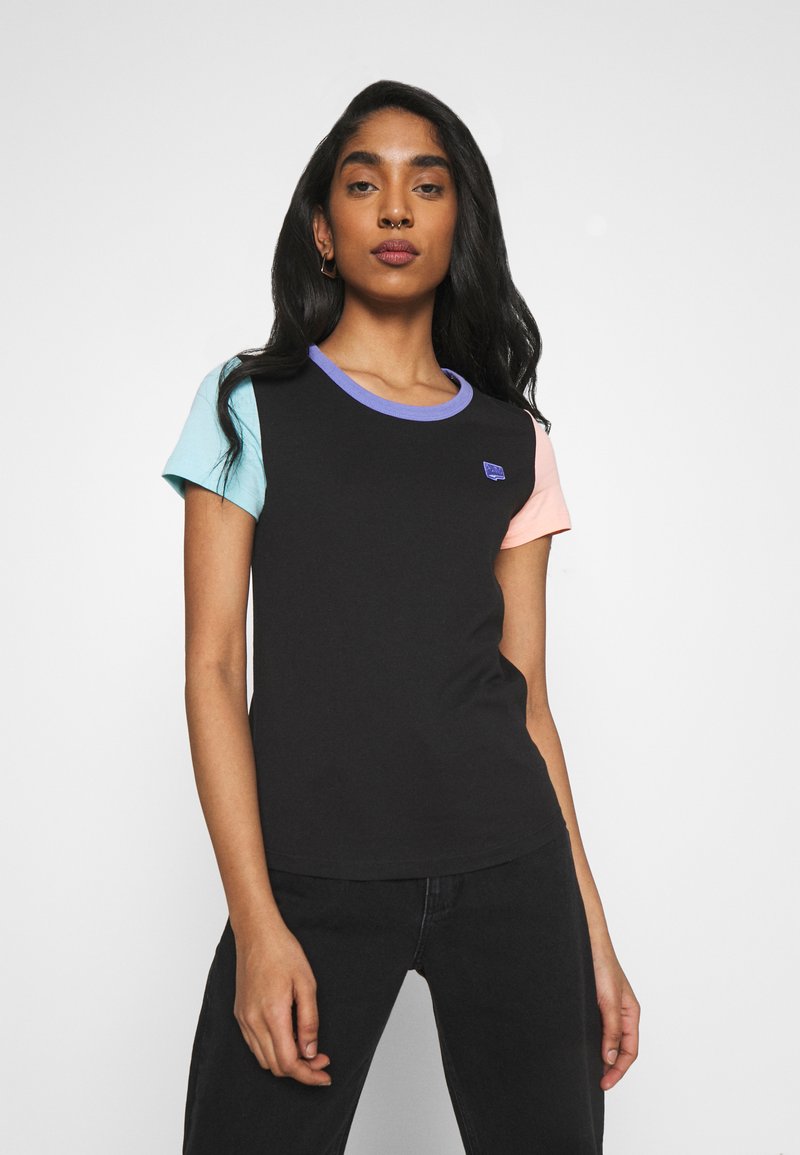 Puma DOWNTOWN SMALL LOGO TEE - T-shirt z nadrukiem