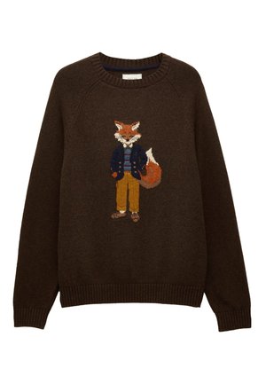 Maglione marrone scuro lavorato a maglia con una volpe vestita con una giacca blu navy, maglione a righe, pantaloni senape e scarpe marroni al centro davanti.