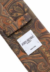 Brun mönstrad slips med ett paisleymönster i orange, svart och guldtoner. Märket lyder "JOHN HENRIC SWEDEN, Tillverkad i Italien."