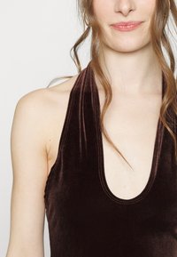 Nly by Nelly TWIST NECK DRESS - Vestido de cocktail / Vestido de festa - brown