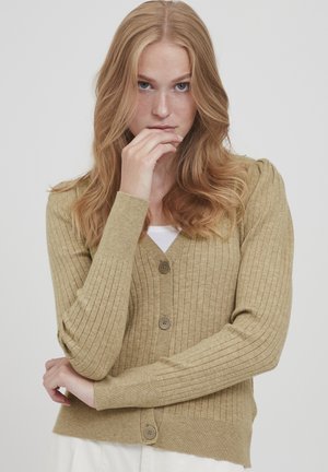Cardigan beige côtelé avec un col en V, comportant cinq boutons marron, un tissu tricoté texturé et des manches longues ajustées.
