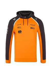 Bluza z kapturem w pomarańczowym przodzie i czarnych rękawach, z kieszenią kangurką i wieloma logo różnych marek, wykonana z lekkiego materiału.