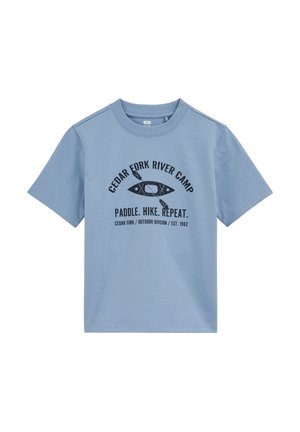 Svetlomodré tričko s krátkym rukávom s čiernou grafikou kajaka a pádlom s textom: "Cedar Fork River Camp. Pádlovať. Turistika. Opakovať."
