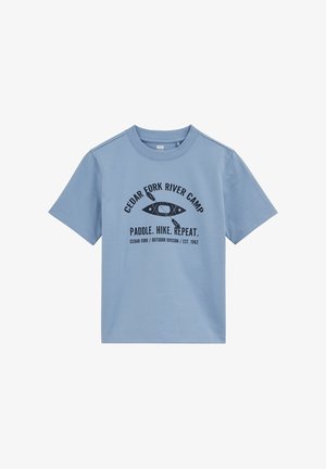 Helehall sinine lühikeste varrukatega T-särk, millel on must kajaki ja aeru graafika ning tekst: "Cedar Fork River Camp. Aeruta. Matka. Korda."