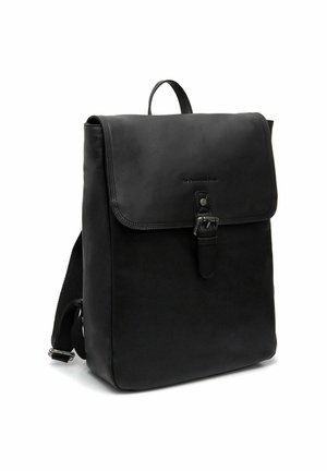 Sac à dos rectangulaire noir avec un rabat fermé par une sangle à boucle et des bretelles réglables.