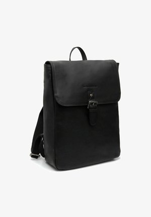 Mochila rectangular negra con cierre de solapa asegurado por una correa de hebilla y tirantes ajustables.