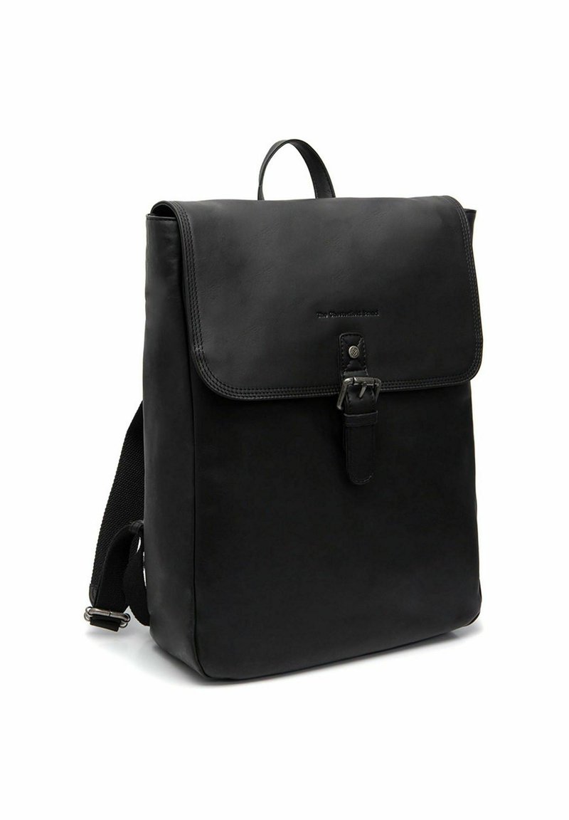 Musta suorakulmainen reppu, jossa on läpän sulkeminen, joka on kiinnitetty soljella, ja säädettävät olkahihnat.