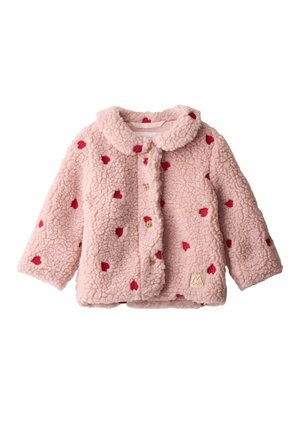 Lyserød fluffy toddlerjakke med røde hjerte mønstre, knaplukning, rund krave og lille beige logo patch på frontkanten.