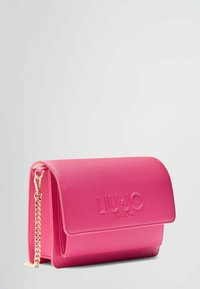 Rosa læder skuldertaske med struktureret overflade, der har en klaplukning og en guldkæde-rem. Indgraveret "LIU·JO MILANO" logo foran.