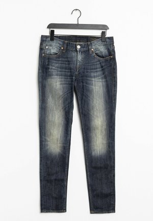 Donkerblauwe, vervaagde, slim-fit jeans met voor- en achterzakken, hangend aan een zwarte hanger tegen een witte achtergrond.