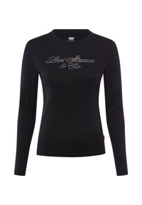 Czarna koszula z długim rękawem wykonana z miękkiego materiału, z logo "Levi Strauss & Co." z kryształków w centrum oraz małą czerwoną metką przy dolnym brzegu.