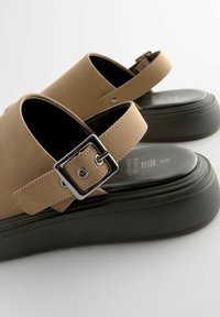 Next FOREVER COMFORT BUCKLE- REGULAR FIT - Slip-on sandaler - mink brown