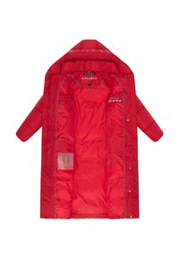 Manteau rembourré rouge avec une grande capuche, présentant une texture lisse, des fermetures à pression, des poches intérieures et des accents gris le long des coutures.