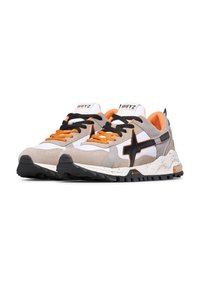 Sneakers sportive con tomaia in suede grigio, dettagli arancioni e lacci neri. Presentano una suola intermedia bianca con dettagli maculati e una suola esterna in gomma nera.