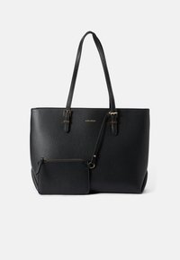 Bolso tote negro texturizado con dos asas largas, que incluye un pequeño estuche extraíble sujeto por un cierre dorado.
