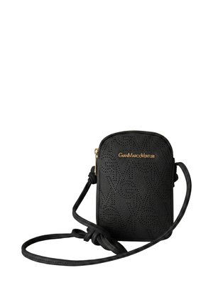 Piccola borsa a tracolla nera in pelle con lettere perforate e logo dorato Gian Marco Venturi, con una sottile tracolla regolabile.
