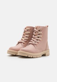Botas de tobillo de cuero rosa con un acento metálico texturizado en la parte superior, puntera redonda y suela de goma con un diseño de banda de rodadura estampado.