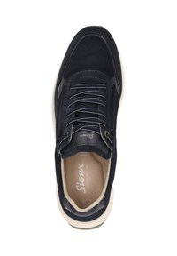 Sneakers en daim navy avec des accents en cuir lisse, dotés d'un bout rond, d'une semelle en caoutchouc blanche et d'un design traditionnel à lacets. Doublure intérieure douce.