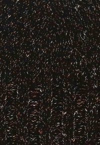 Țesătură tricotată neagră cu un model diagonal texturat, având pete subtile multicolore pe tot parcursul. Materialul pare moale și cald.