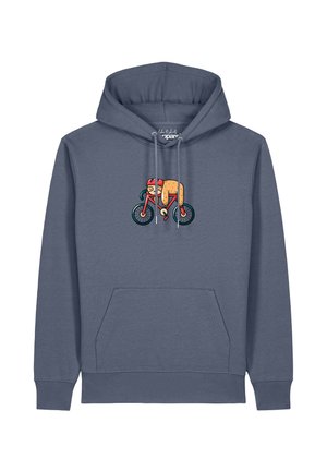 Blauer Hoodie mit einem Cartoon-Design eines schläfrigen Faultiers mit Helm, drapiert über einem roten Fahrrad im Brustbereich.