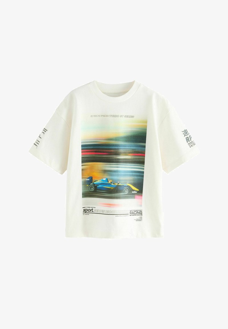 Weißes T-Shirt mit kurzen Ärmeln, das ein Rennwagen-Motiv zeigt, mit lebhaftem Blau- und Gelbdesign, Textakzenten und einer glatten Baumwolltextur.