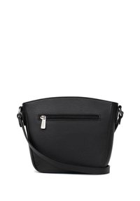 Czarna skórzana torba na ramię o teksturowanym wykończeniu, z zamykaną na zamek kieszenią z przodu i regulowanym paskiem. Krzywy design górnej części, minimalistyczny styl.