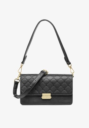 Czarna skórzana torebka z pikowanym wzorem, złotymi akcentami, odpinanym paskiem, prostokątnym kształtem i gładkim wykończeniem.