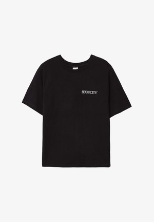 T-shirt nera a maniche corte con la scritta "SEX AND THE CITY" stampata in piccolo in bianco sulla parte superiore sinistra del petto.