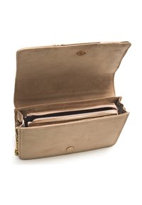 Bolso de mano de ante beige abierto que muestra el interior de tela a rayas y compartimentos con cremallera, con cierre de botón magnético dorado y detalle de cadena en la correa.