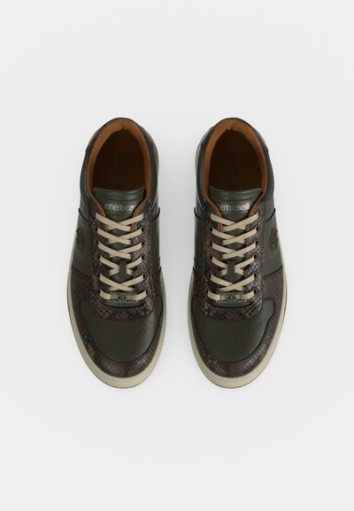 Ζευγάρι σκούρα πράσινα και καφέ sneakers με σχέδιο φίδι Roberto Cavalli με μπεζ κορδόνια, από πάνω, σε λευκό φόντο.