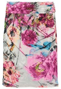 Jupe à motif floral en tissu léger, présentant des teintes de rose, violet et bleu, avec une taille froncée pour un ajustement décontracté.