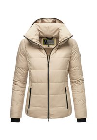 Beige gewatteerde winterjas met hoge kraag, voorsluiting met rits, zijzakken met rits en zwarte ribgebreide manchetten op een witte achtergrond.