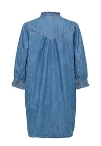 Robe en denim bleu avec manches longues bouffantes, poignets froncés, col à volants et un empiècement au dos.