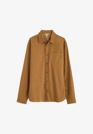 Košulja dugih rukava s dugmićima u toploj smeškastoj boji. Napravljena od mekog materijala, ima klasičan ovratnik i jedan džep na grudima.