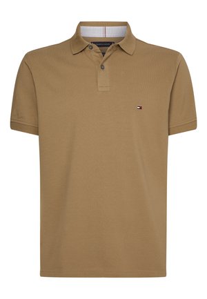 Polo marrone in cotone strutturato, con apertura a tre bottoni, maniche corte e piccolo logo sul petto sinistro.