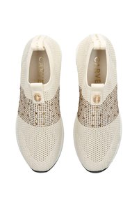 Beiga mesh slip-on skor med ett texturerat guldaccentband, elastisk topp och rund tådesign, med en vit gummisula.