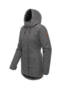 Grå isolerad jacka med huva, dragsko-accenter, sidofickor och knappprodukt på fållen, med en slät tygtextur.