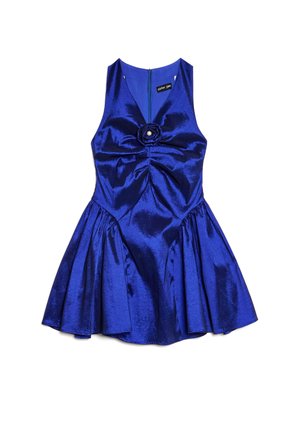 Plava haljina od satena s pripijenim korzetom, širokom suknjom i cvjetnim detaljem u struku. Ima V-izrez i zatvarač na leđima.