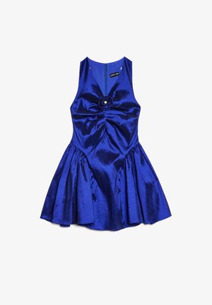 Modré saténové šaty s priliehavým živôtikom, rozšírenou sukňou a kvetinovým akcentom v páse. Majú výstrih do V a zapínanie na zips na chrbte.