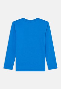 Langarmshirt in leuchtendem Blau, aus weicher Baumwolle, mit rundem Ausschnitt und geradem Schnitt. Keine Muster oder Verzierungen.
