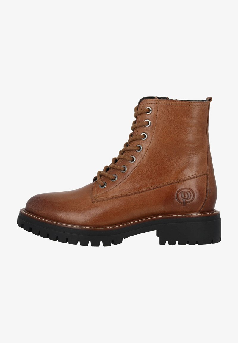 Stivale alla caviglia in pelle marrone con punta rotonda, chiusura a lacci, occhielli argentati e suola in gomma testurizzata con motivi di trazione rialzati.