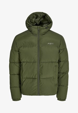 Chaqueta acolchada verde oliva, con capucha, cierre frontal con cremallera, diseño acolchado con paneles horizontales, puños elásticos y branding mínimo en el pecho.