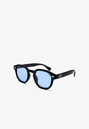 Schwarz gerahmte Sonnenbrille mit hellblauen Gläsern und einem stilisierten Logo an den Bügeln, gezeigt vor weißem Hintergrund.