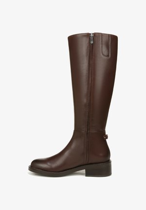 Bruine leren kniehoge laars met een rits aan de zijkant, een ronde neus en een lage gestapelde hak. Heeft een accentband aan de achterkant in de buurt van de hak.