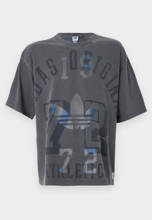 Camiseta gris de algodón con mangas cortas, cuello redondo y gráficos impresos en negro y azul, que incluyen números y un logo de adidas.