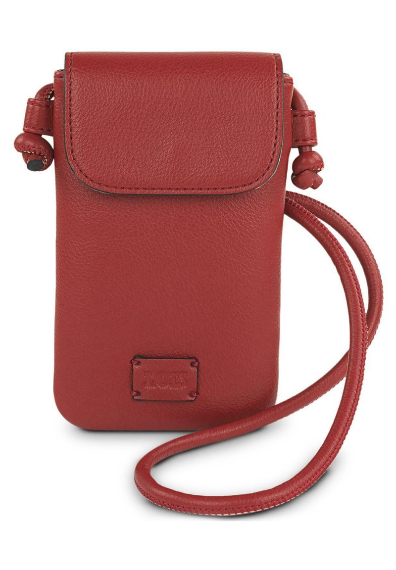 Bolsito cruzado de cuero rojo para el teléfono, con cierre de solapa, acabado texturizado, correa ajustable y un pequeño parche con logo en la parte frontal.