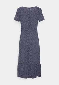 Vestido azul-marinho com mangas curtas e bainha com volantes. Apresenta um padrão branco em forma de folha por toda a peça. Tecido leve e suave.