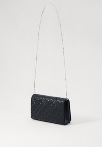Borsa a spalla imbottita nera con tracolla a catena. Forma rettangolare, texture liscia, con un motivo a rombi e chiusura con zip.